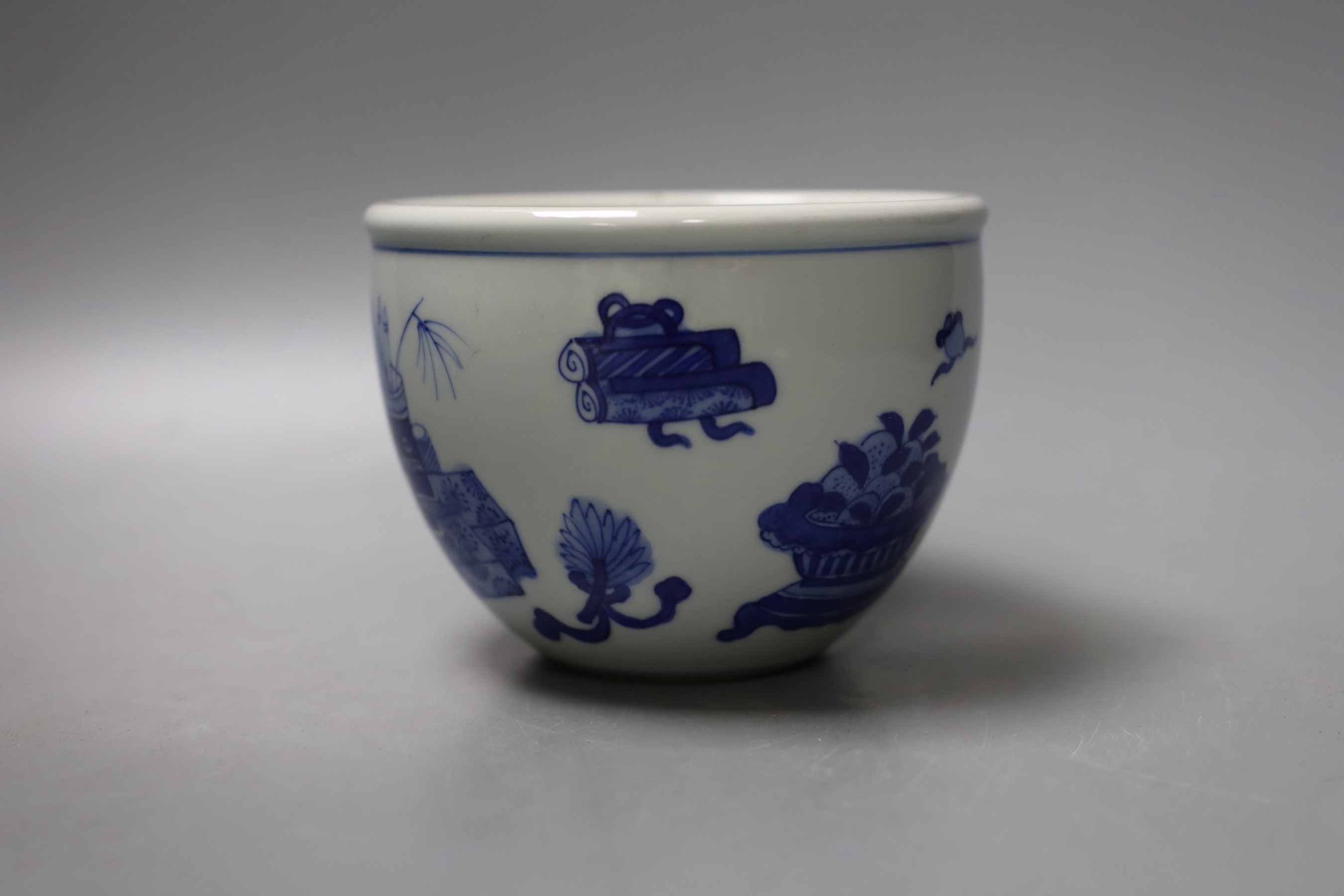 A small Chinese blue and white jardiniere, 10cm